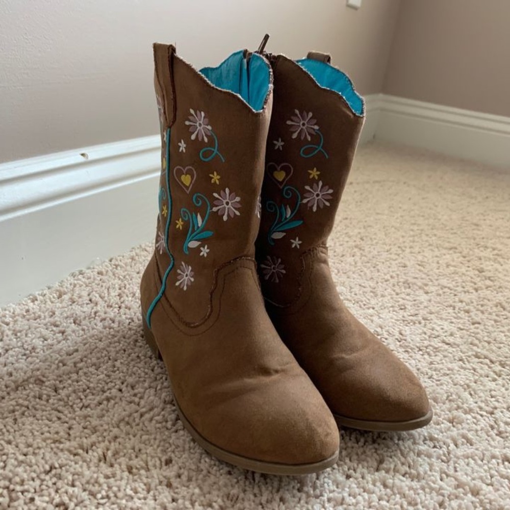 Girls Cowboy Boots - size Y3